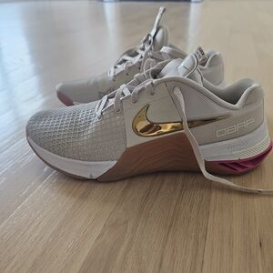 Nike Metcon 8 Training Shoes Beige Gold Pink DV2285-900 Gym Crossfit